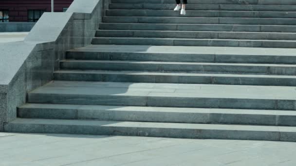 Schöne Geschäftsfrau geht die Treppe hinunter — Stockvideo