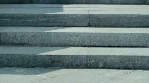 Mujer sube las escaleras — Vídeo de stock