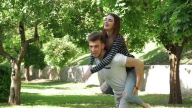 Biri kız arka ve parkta gülüyor