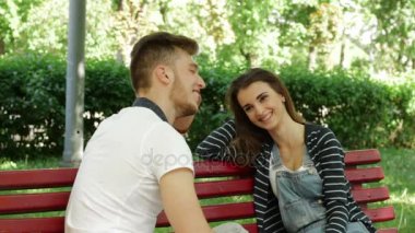 arkadaşlar adam parkta bir bankta konuşurken bir kızla