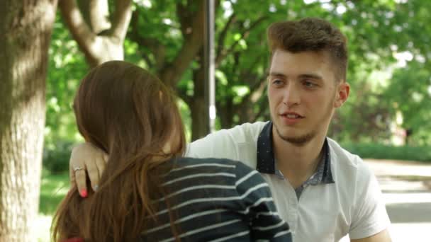 Vrienden man met meisje praten in de zomer in het Park — Stockvideo