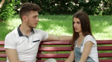 adam flört ediyor ve kız parkta bir bankta eğlendiriyor