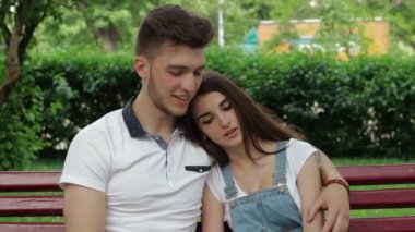 yakışıklı adam açık havada bankta oturan bir kız ile