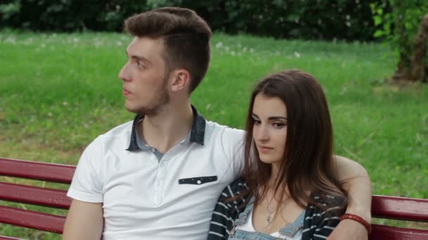 Encantadora pareja en el amor abrazos y hablar al aire libre — Vídeos de Stock