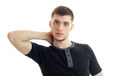 siyah gömlekli genç cinsel adam yakın çekim portresi