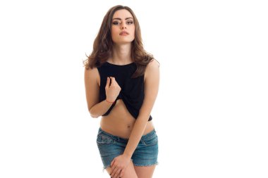 Genç sıcak esmer siyah t-shirt ve şort kamera önünde poz