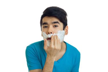 komik genç adam onun yüz yakın çekim üzerinde köpük ile