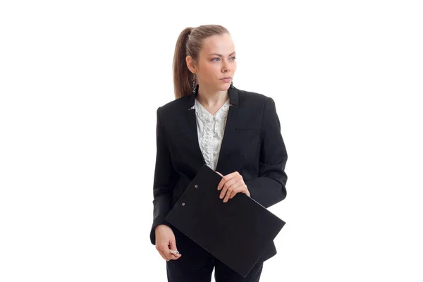 Sexy negócio senhora no preto terno olha para longe do tablet em suas mãos — Fotografia de Stock