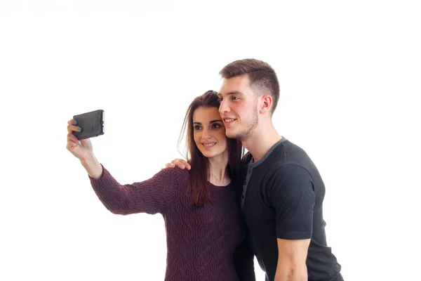 Hermosa joven pareja hace foto en el teléfono — Foto de Stock