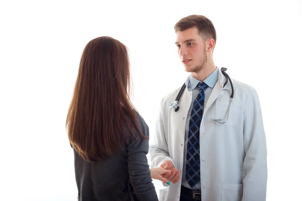 Una joven con el pelo largo está hablando con el Dr. aislado sobre un fondo blanco —  Fotos de Stock