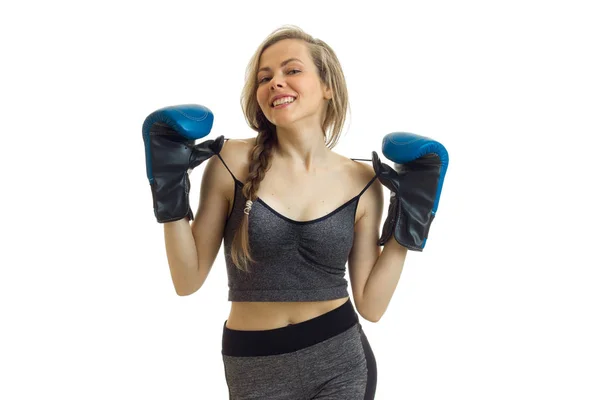 快乐体育热点女孩摆在工作室拳击手套 — 图库照片