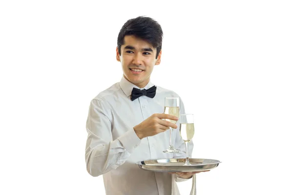 Glimlachend awesome ober shirt met een glas wijn met een lade — Stockfoto