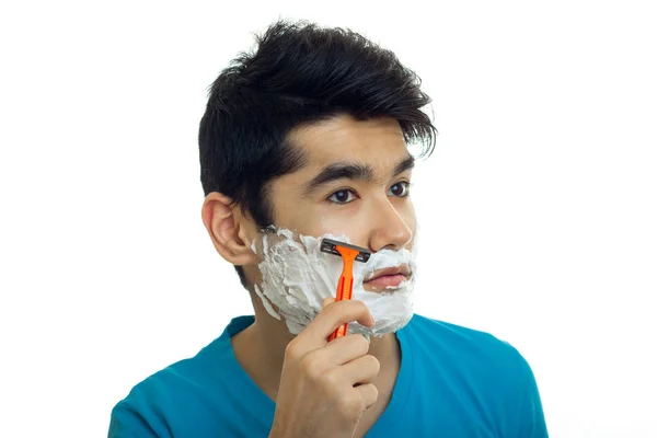 Retrato de cerca de un chico hermoso con espuma en la cara que se afeita la barba —  Fotos de Stock