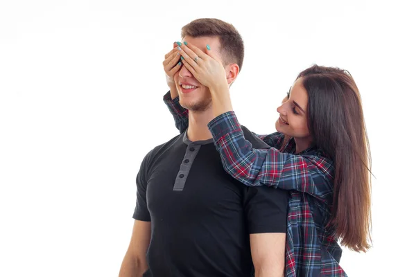 Jonge liefde lachende meisje gesloten ogen handen haar vriendje — Stockfoto