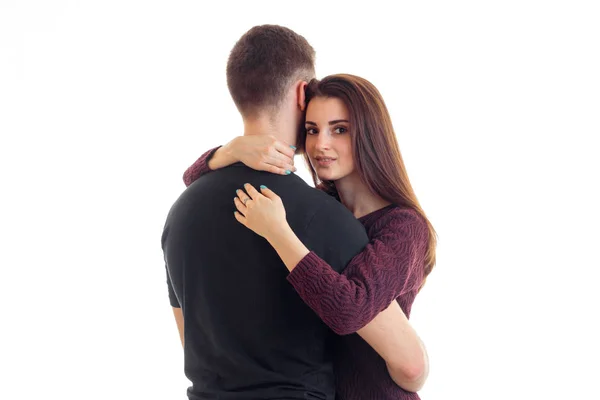 Όμορφη νεαρή κοπέλα αγκαλιές με έναν άντρα στο στούντιο απομονωθεί σε λευκό φόντο — Φωτογραφία Αρχείου