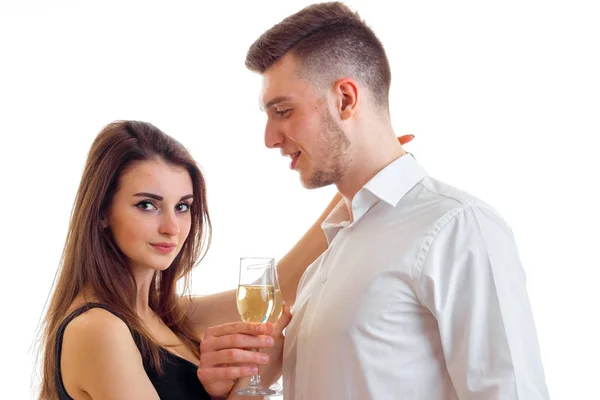 Nahaufnahme eines jungen Mannes mit einem Glas in der Hand und einer Frau — Stockfoto