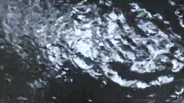 Textura das gotas de chuva caindo em uma poça — Vídeo de Stock