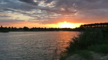 büyülü bir gün batımı göl