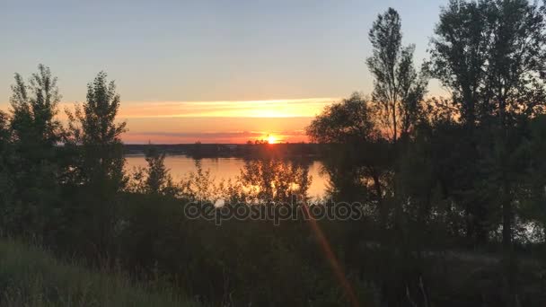 Rudé slunce při západu slunce jezero — Stock video