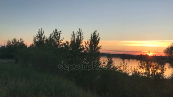 Charmoso pôr do sol sobre o lago tranquilo — Vídeo de Stock