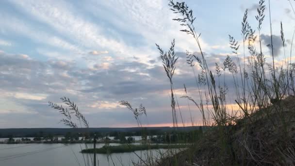 Lago com belas nuvens de pôr do sol — Vídeo de Stock