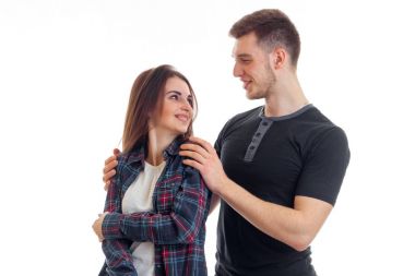 genç gay adam beyaz bir arka plan üzerinde izole omuz kız tutar