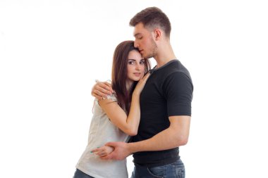 Genç uzun boylu adam yavaşça onun kız hugs