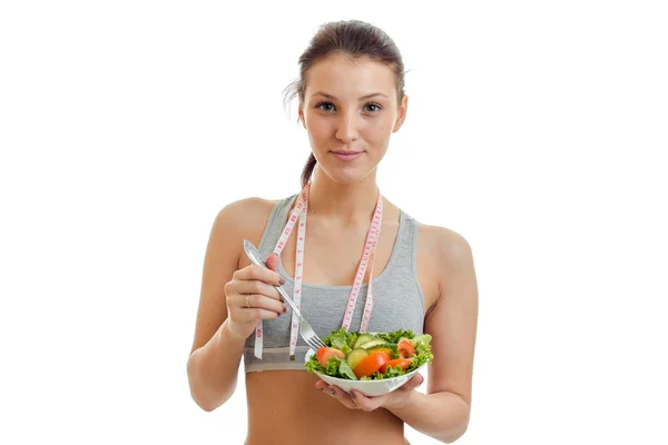 Retrato de una hermosa joven con una ensalada de verduras en las manos —  Fotos de Stock