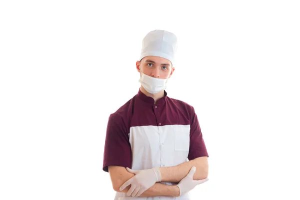 Retrato de um jovem assistente de laboratório na PAC médica e com uma máscara no rosto — Fotografia de Stock
