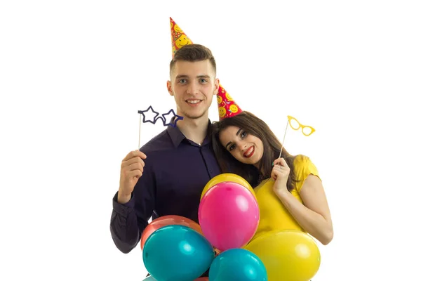 Lindo chico joven y chica están en el estudio con bolas de colores — Foto de Stock