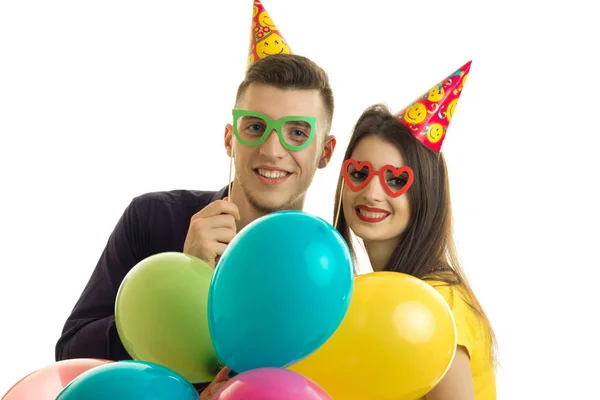 Een close-up portret van vrolijke jongen en meisje in glazen en ballonnen — Stockfoto