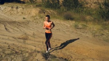 Spor kız bacak kasları egzersizleri yapıyor