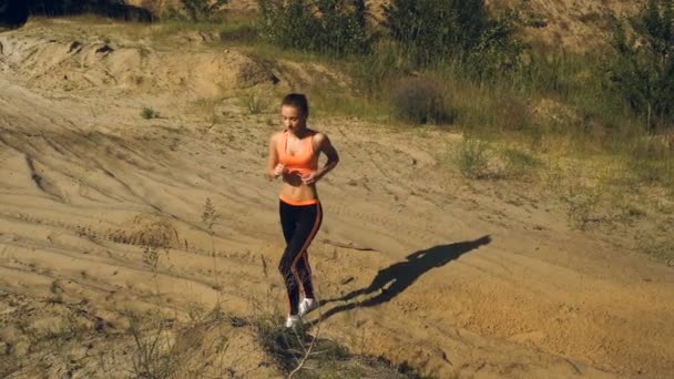 Sportovní holka dělá cvičení pro svalstvo nohou — Stock video