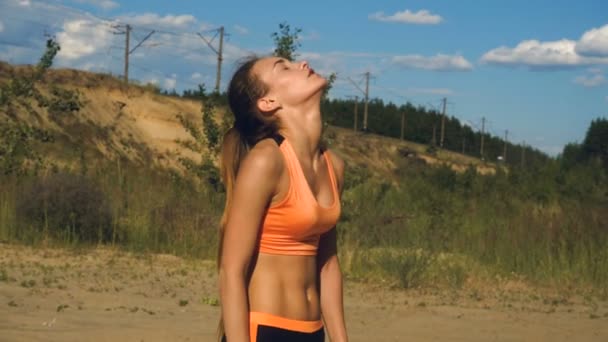 Fille boit de l'eau après la formation sportive extérieure — Video