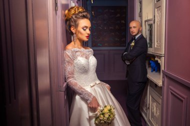 yakışıklı genç çift standları birbirlerinin evli