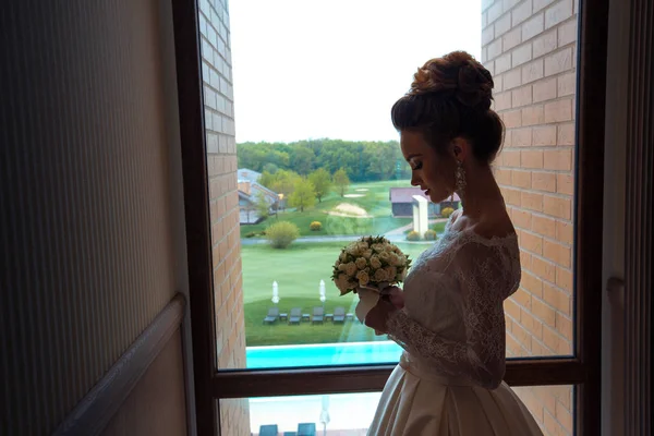 Nahaufnahme Silhouette der wunderschönen jungen Braut — Stockfoto