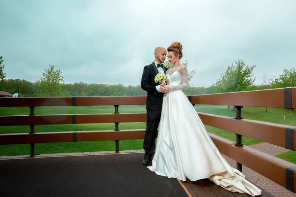 Attraktives junges Ehepaar im Hochzeitsanzug — Stockfoto