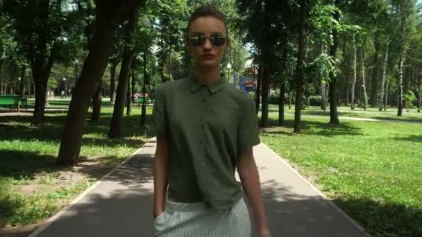 Moda kız parkta yürüyor — Stok video