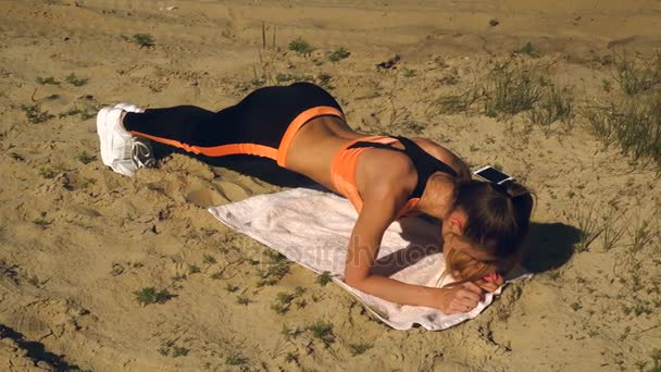Athletic girl practiced a strap exercise outdoors — Stock Video
