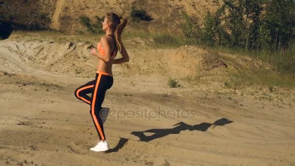 Meisje opgewarmd voordat oefening joggen ter plaatse — Stockvideo