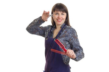 güzel kadın stilist kameraya gülümseyen ellerde araçları ile