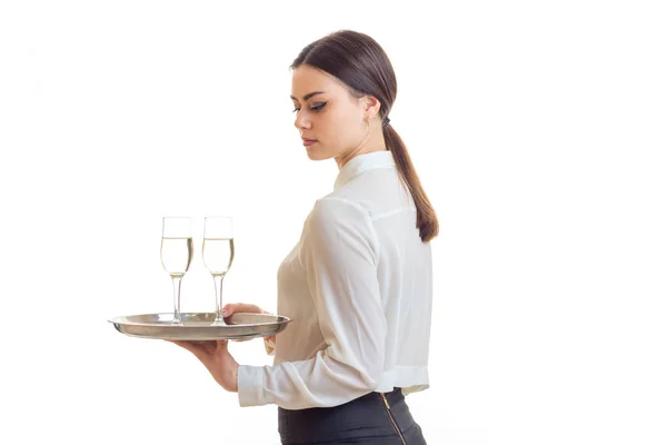 Vrouw ober met een glas wijn op een dienblad — Stockfoto