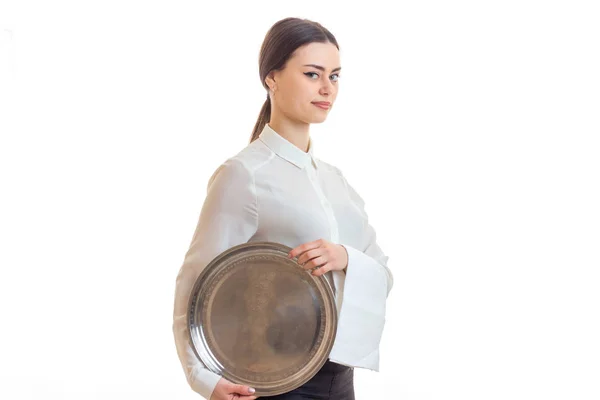 Bella ragazza in uniforme cameriere con un vassoio in mano — Foto Stock