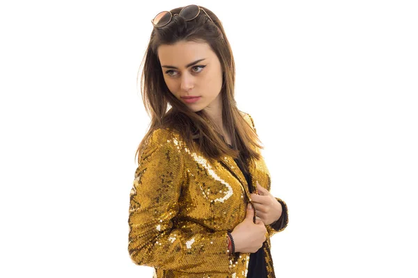 Cutie junge brünette Frau in goldener Jacke — Stockfoto