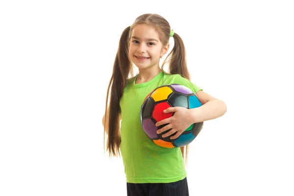 小女孩与足球球牵手微笑着在镜头前 — 图库照片