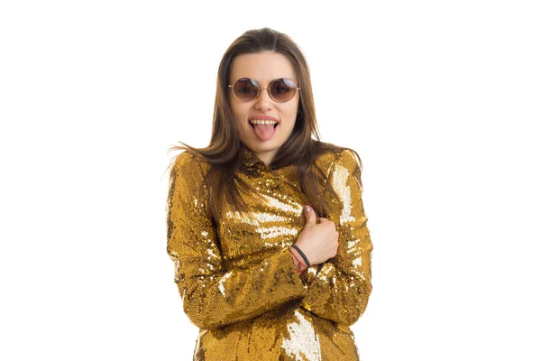 Lustige junge Frau mit Sonnenbrille und goldener Jacke schreit vor laufender Kamera — Stockfoto