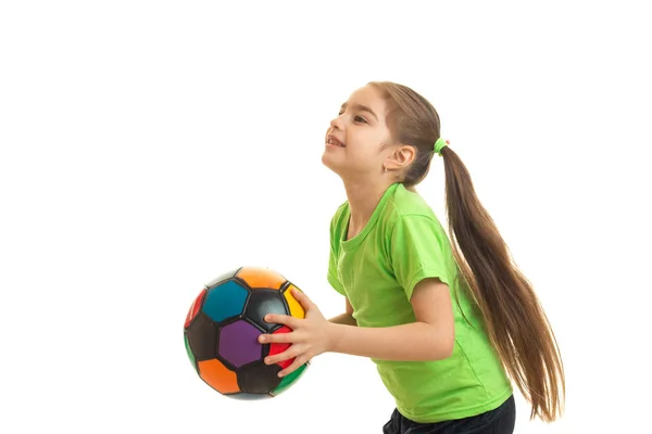 Kleines Mädchen spielt mit einem Fußball — Stockfoto