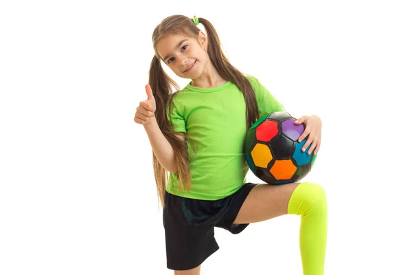 性格开朗的女孩，与足球球显示竖起大拇指和微笑 — 图库照片