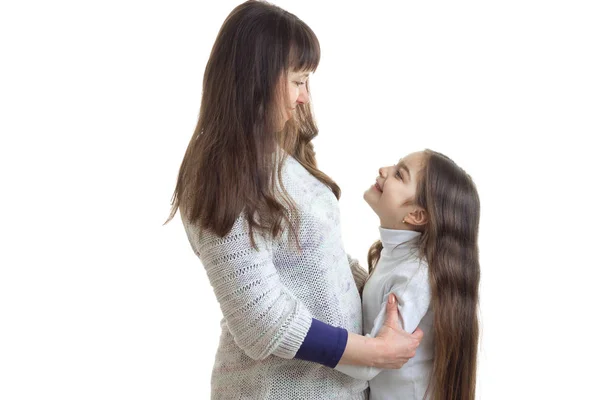 Мать и дочь обнимаются и улыбаются друг другу — стоковое фото