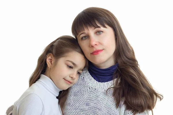 Портрет матери и дочери обнимающихся — стоковое фото